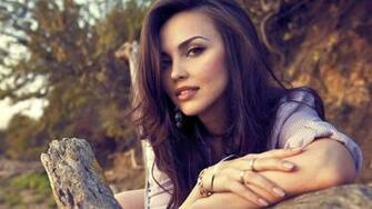 Naught Beautiful Girl On The Jungle HD Models Wallpaper For