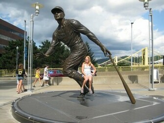 Roberto Clemente Wallpaper Statue Of