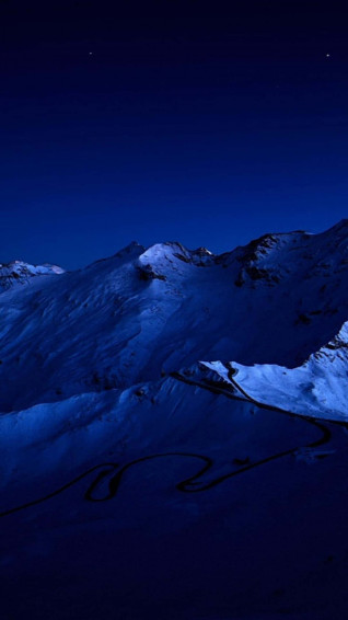 Dive Deeper Into The Blue Aesthetic With Blissful Visuals Wallpaper