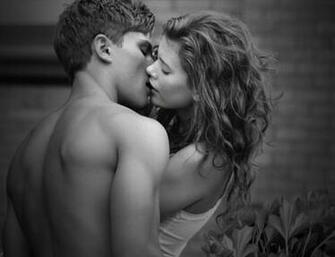 Hot Kiss Love Wallpaper