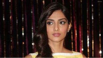 Sonam Kapoor Pink Lips At Utv Press Meet Wallpaper