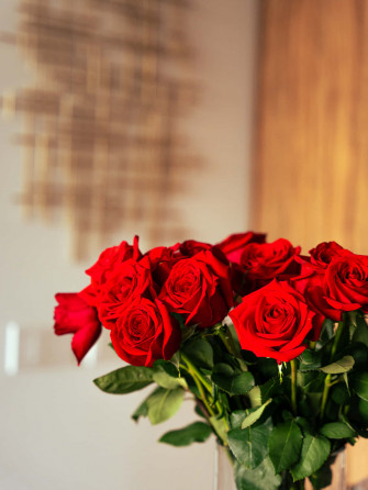Rose Bouquet In Room Picture Wallpaper