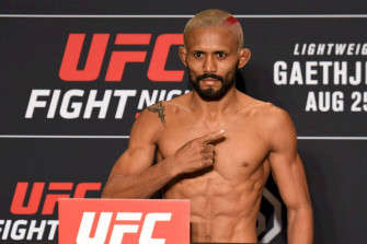 Deiveson Figueiredo Displaying His Strong Physique In A Wallpaper