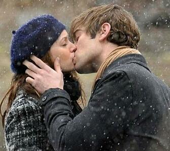 Romantic Kiss Wallpaper Top Background