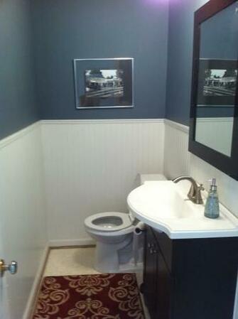 Pretty Maroon Flower Rug With Black Et White Bathroom Set