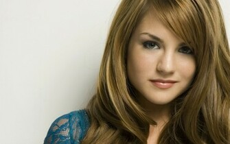 Landscape Hollywood Actress Wallpaper Mobile