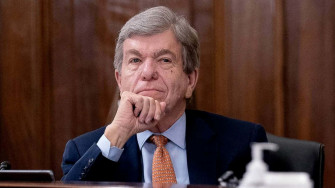 Thoughtful Roy Blunt Leaning On His Knuckle Wallpaper