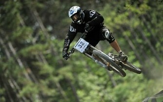 Salto Espectacular En Mountain Bike Wallpaper