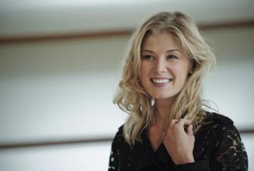 Rosamund Pike 4k Ultra HD Wallpaper Background Image