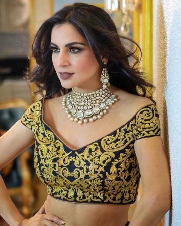 Shraddha Arya Image Hot Pics Whatsapp Dp