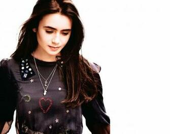 Collins Wallpaper Lily