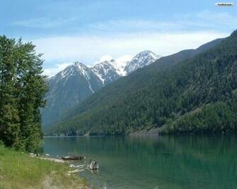 Green Mountain Lake Wallpaper