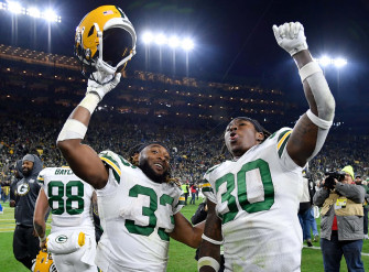 Green Bay Packers Running Back Aaron Jones Aiming For The End Wallpaper