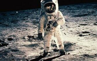 Wallpaper Astronaut On The Moon
