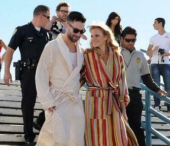 Fotos Adam Levine De Maroon Pos Desnudo Con Su Novia Para Vogue