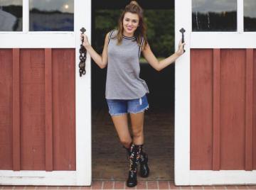 Sadie Robertson HD Wallpaper