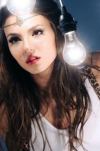 Victoria Justice iPhone Wallpaper