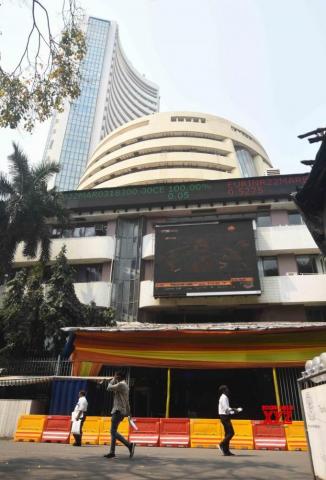 Mumbai Pedestrians Walk Past Bombay Stock Exchange Bse Building