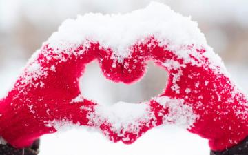 Wallpaper 4k Love Heart Snow Hands 5k