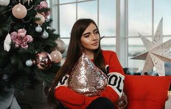 Wallpaper Look Sofa Girl Pillow Tree Sitting Victoria Rusko