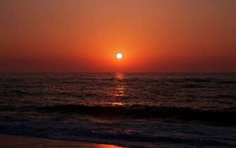 Desktop Wallpaper Of A Sunrise Over The Waves On Southwold Beach In