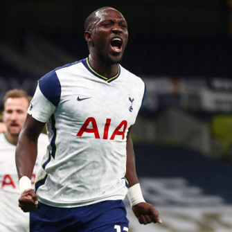 French Midfield Beast Moussa Sissoko In Action Wallpaper
