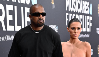 Kanye Ye West S Wife Debuts On Grammys Red Carpet With A Wallpaper