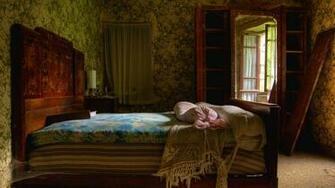Wallpaper Bedroom Antique Bed Portrait