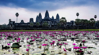 Discover The Majestic Angkor Wat In Siem Reap Wallpaper