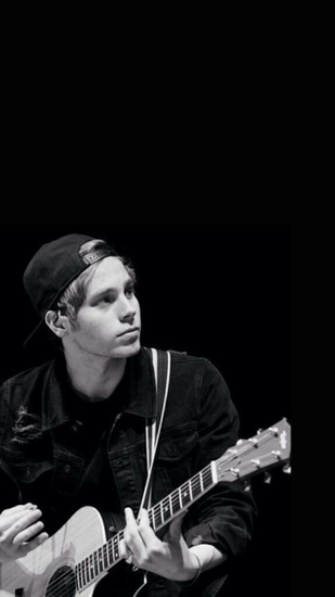 Luke Hemmings Bg