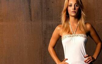 Kaley Cuoco Sexy Background Picture Image