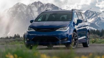 Chrysler Pacifica To Boast All Wheel Drive Updated Design