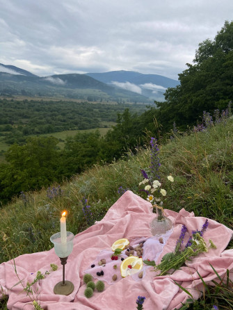 Picnic Date Hill Wallpaper