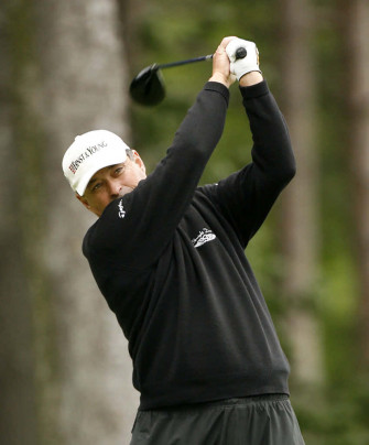 Legendary Golfer Loren Roberts In Action At The Senior Pga Wallpaper