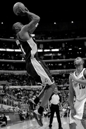 Jumped Up And Shot Kobe Bryant iPhone Wallpaper Background