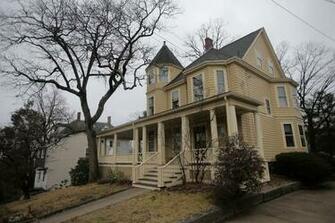 Victorian In Malden With Silk Screened Wallpaper The Boston Globe