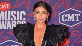 Cmt Music Awards Sarah Hyland Shines In Plunging Black Mini