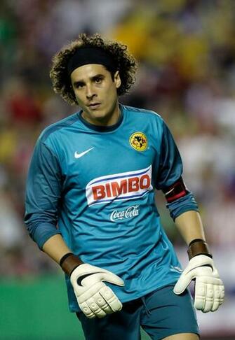 Guillermo Ochoa In Chivas De Guadalajara V Club Am Rica