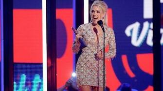 Cmt Music Awards Carrie Underwood Gives Hubby Mike Fisher A