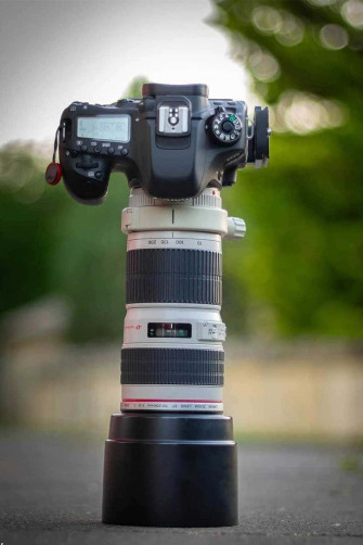 Dslr Camera For Professional And Enthusiast Photographers Wallpaper