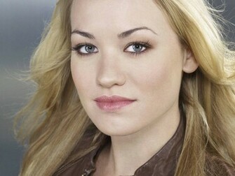 Pretty Yvonne Wallpaper Strahovski