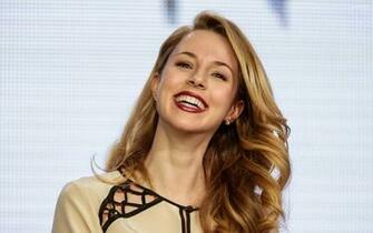 Alona Tal Makeup Wallpaper Background