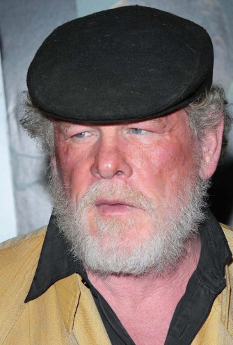 Unduh Wallpaper Dari Nick Nolte Dalam Refleksi Yang Mendalam