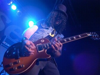 Slash Es Atacado En Medio De Un Concierto Italia Tanaka Music