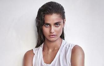 Wallpaper Look Pose Model Hair Makeup