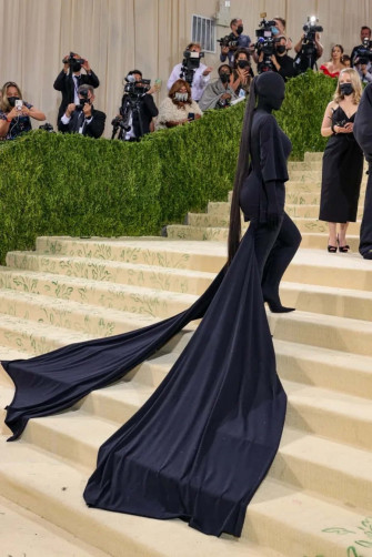 A Fashionable Evening For Met Gala Wallpaper