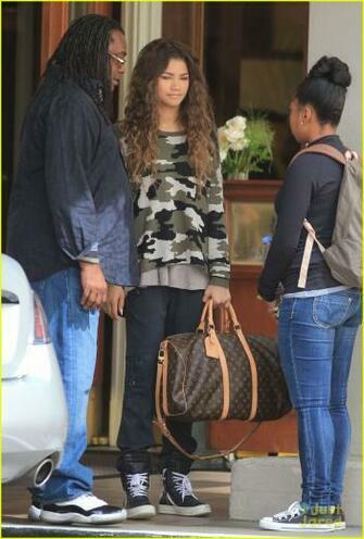 Zendaya Emilia Mccarthy Head To Unleashed Set Photo