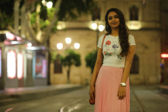 Keerthi Suresh Casual Stroll 00svcf3z6u8s3wer Wallpaper