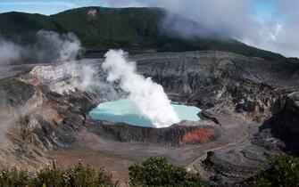 Lake In The Center Of A Crater Volcano HD Wallpaper