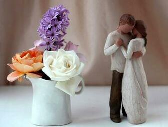 Cute Statue Hugging Happy Hug Day Rocking Wallpaper